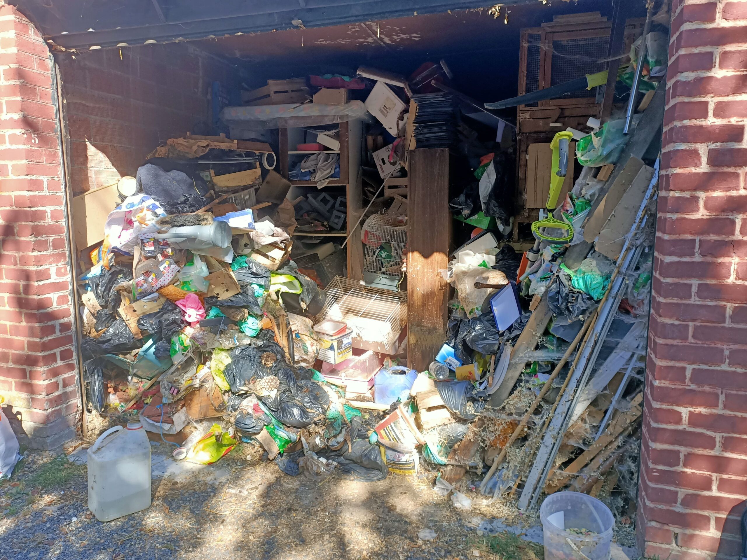 Second garage rempli de déchets et de cages